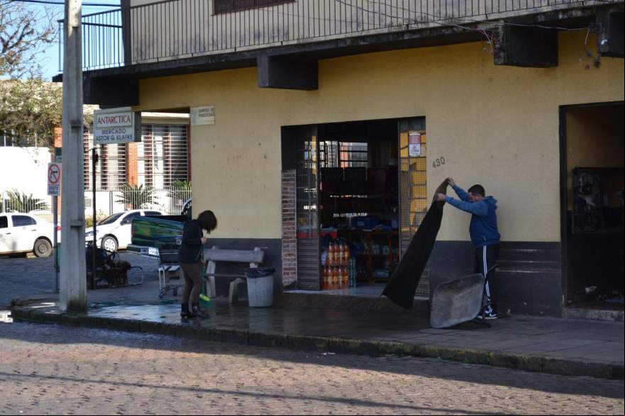 Funcionários realizaram a limpeza do estabelecimento - Crédito: Diego Foppa - Folha de Candelária