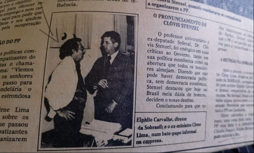 Recorte de jornal que mostra Elpídio com o então Ministro de Agricultura do Governo Médici, Cirne Lima (Foto: Acervo pessoal)