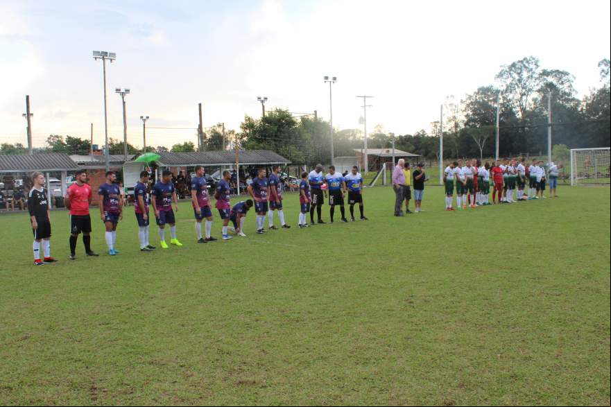 Equipes perfiladas para entoação dos hinos de Candelária e de Vera Cruz antes da partida