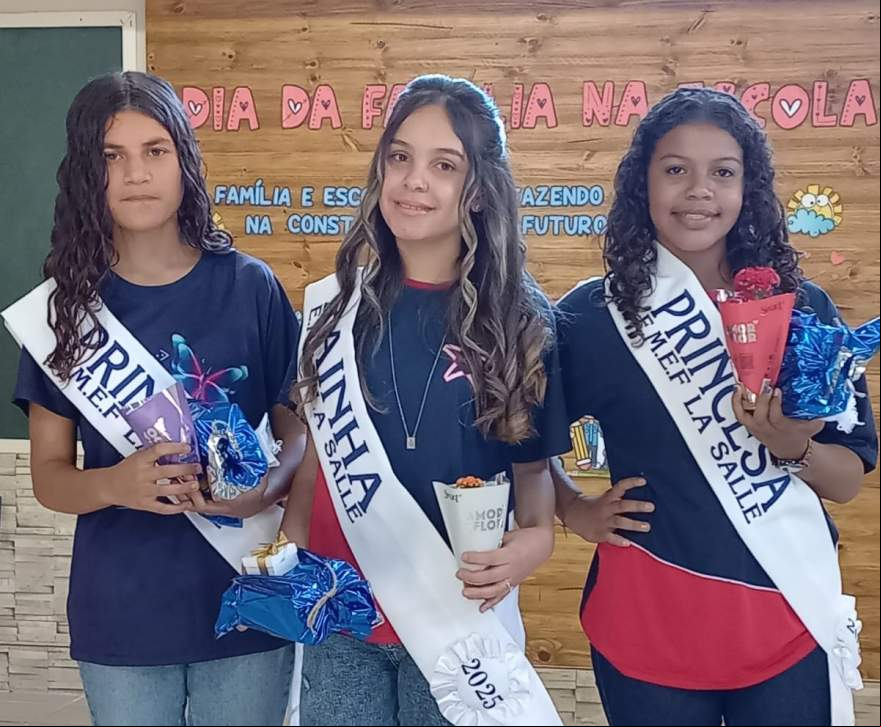 A Rainha Kauane Hellen Vicente Silva Moreira entre as Princesas Marcela Elisabete Quevedo Alves e Rayssa Júlia Martins.