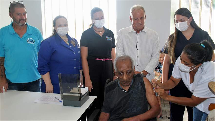 Seu Manoel, de 102 anos, recebe a vacina | Foto: Erni Bender / Ai Prefeitura