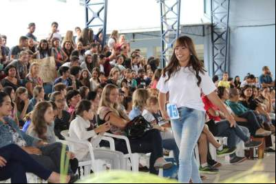 O desfile da candidata a rainha, Natali, nº 15