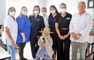 Prefeito e equipe com Lidia dos Santos, de 101 anos, que também foi imunizada | Foto: Erni Bender / Ai Prefeitura