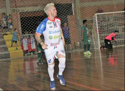 Mancha comemora o gol que abriu a vitória atletica com menos de 30 segundos de partida