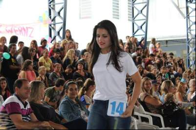 O desfile da candidata a rainha Maria Carolina, nº 14
